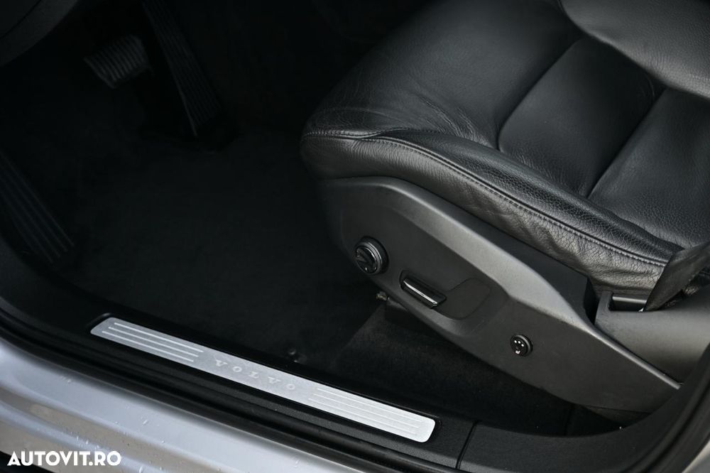 Volvo XC 60 D4 AWD Geartronic Momentum - 29