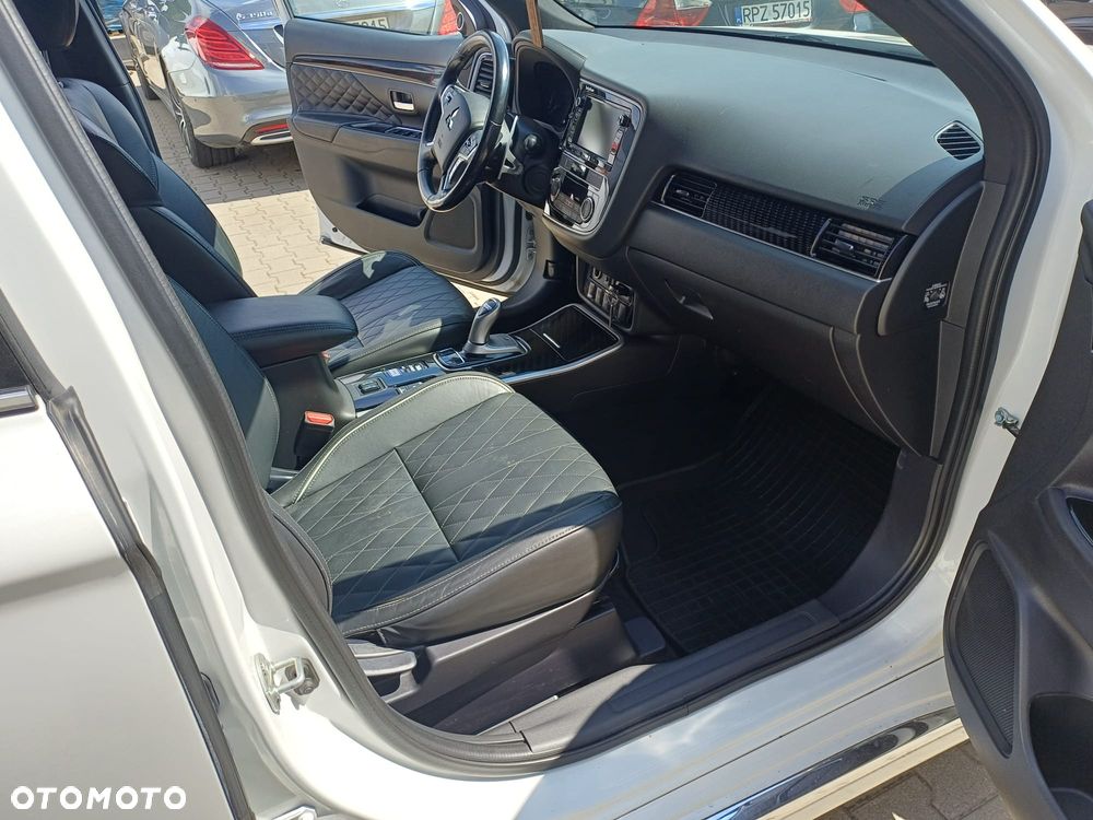 Mitsubishi Outlander 2.4 4WD Diamant+ - 16