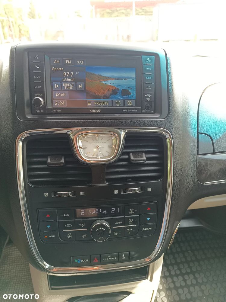Chrysler Town & Country - 9
