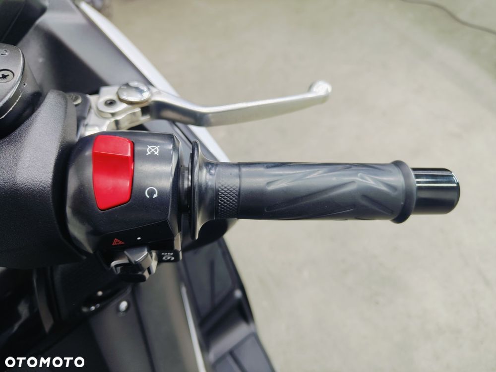 Yamaha Tmax - 16