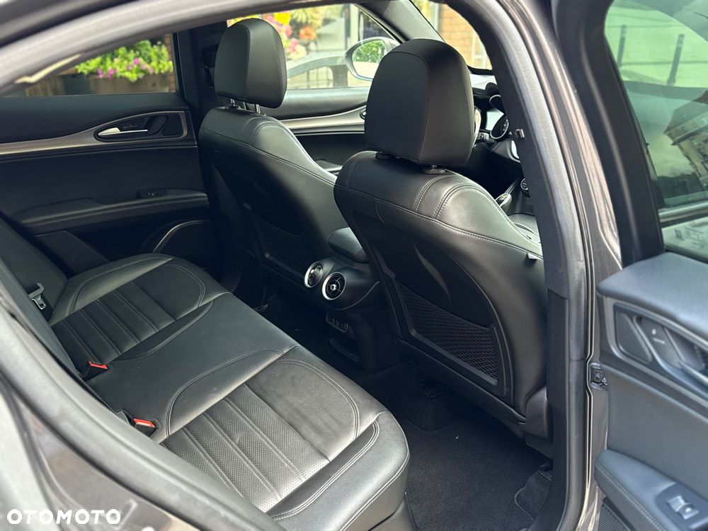 Alfa Romeo Stelvio - 16
