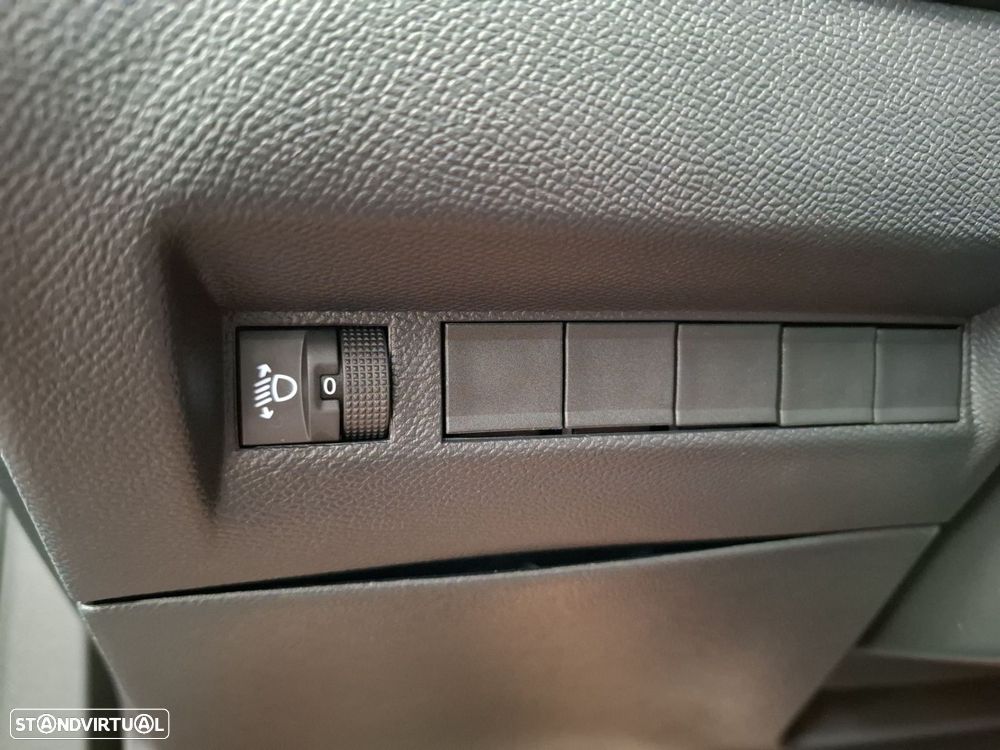 Peugeot e-2008 54 kWh Allure - 28