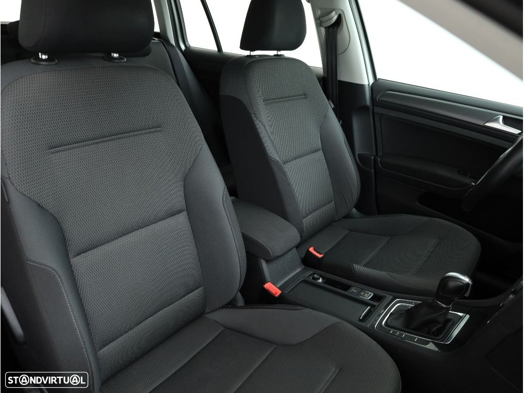VW Golf Variant 1.6 TDi Confortline DSG - 16