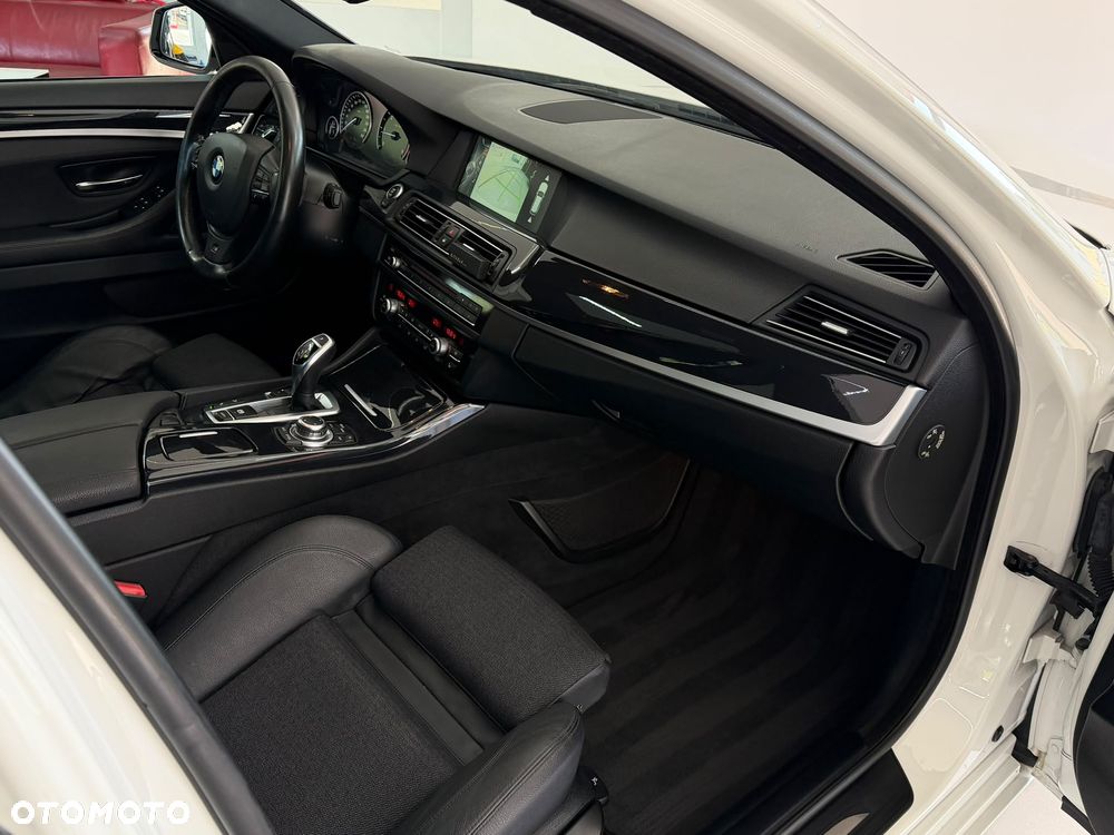 BMW Seria 5 525d xDrive - 14