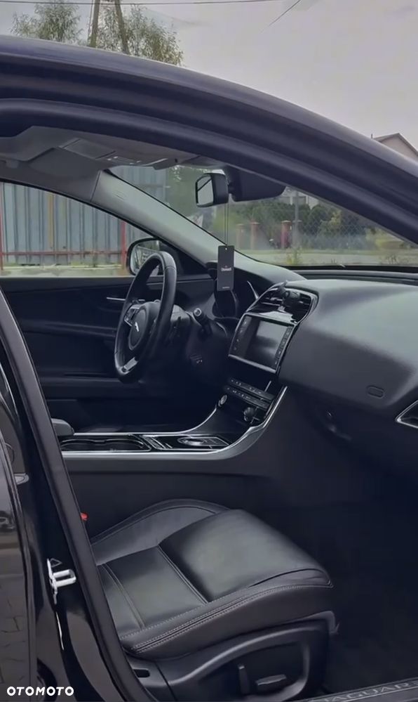 Jaguar XE 2.0 D AWD Prestige - 12