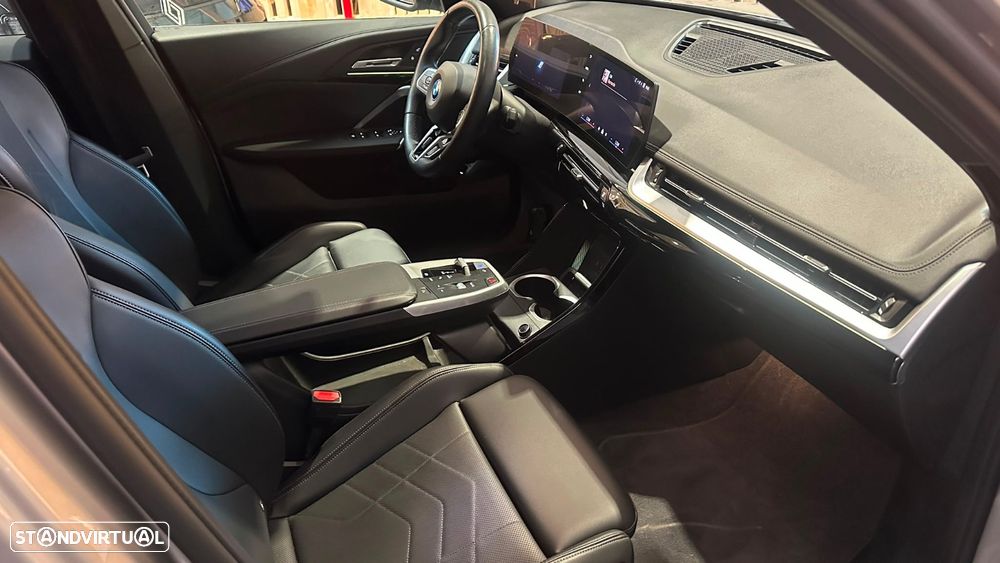 BMW iX1 eDrive20 Pack Desportivo M — fotografia 11