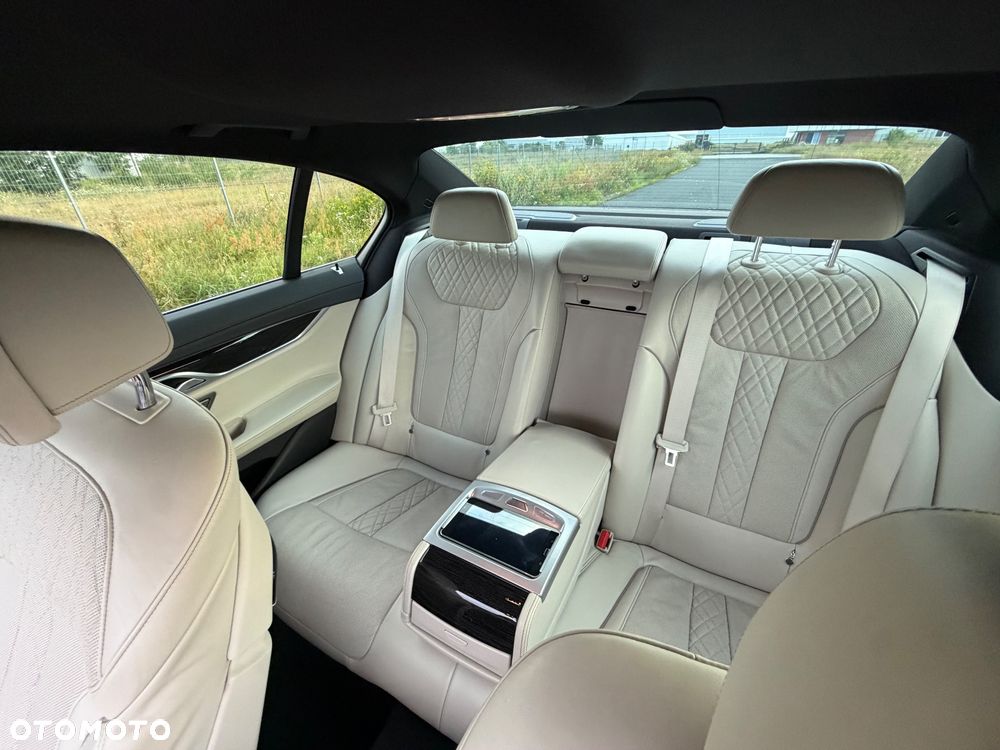 BMW Seria 7 740d xDrive - 29