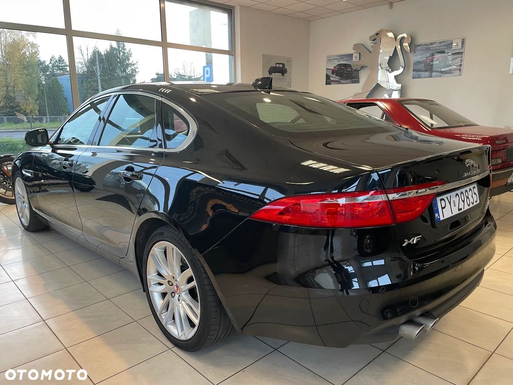 Jaguar XF 2.0 i4D AWD Pure - 3