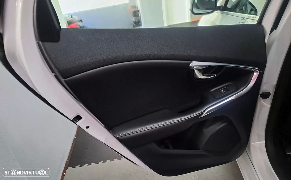Volvo V40 2.0 D2 R-Design - 19