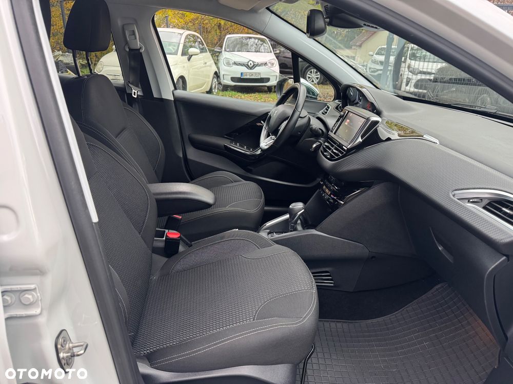 Peugeot 208 - 17
