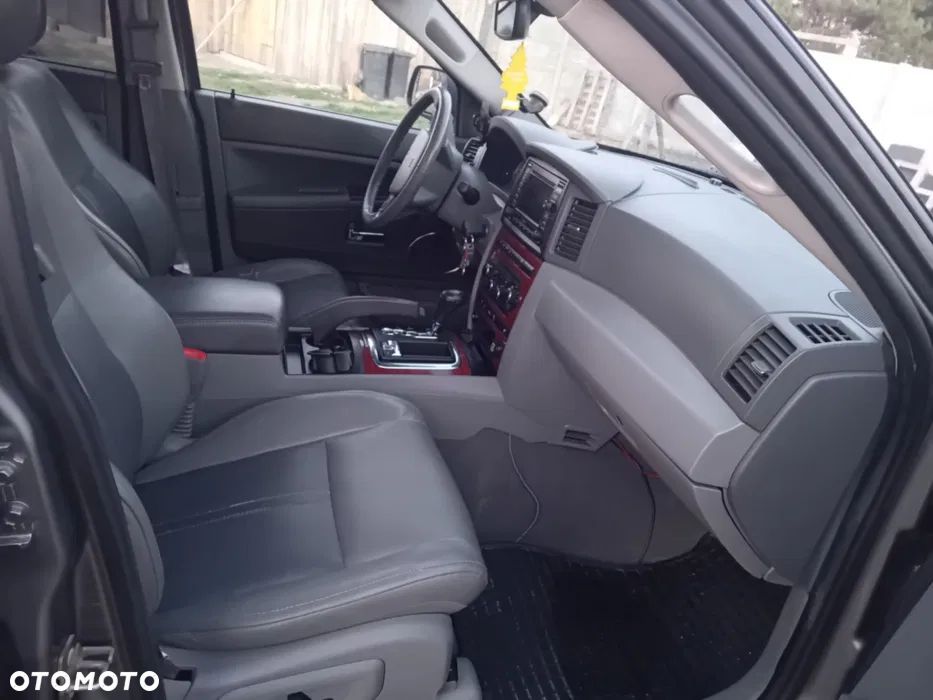 Jeep Grand Cherokee - 31