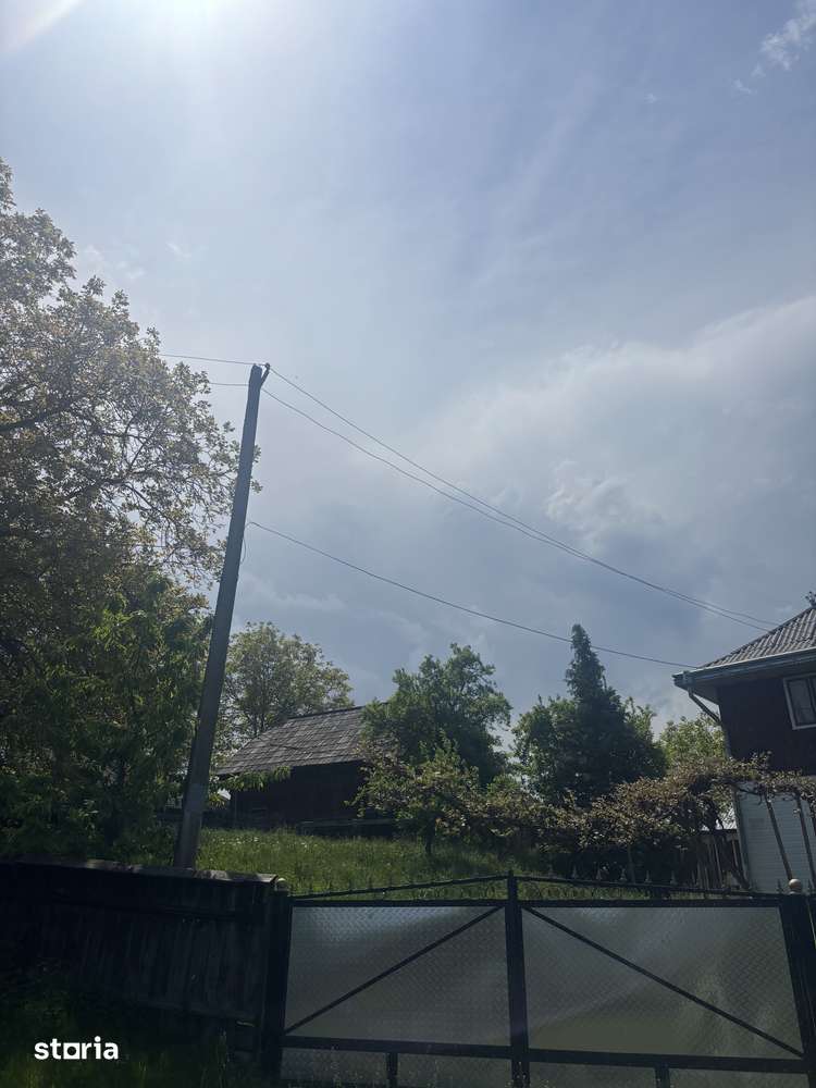 Casă de vânzare cu două curți, livadă și anexe – 2600 mp - Imagine principală: 2/20