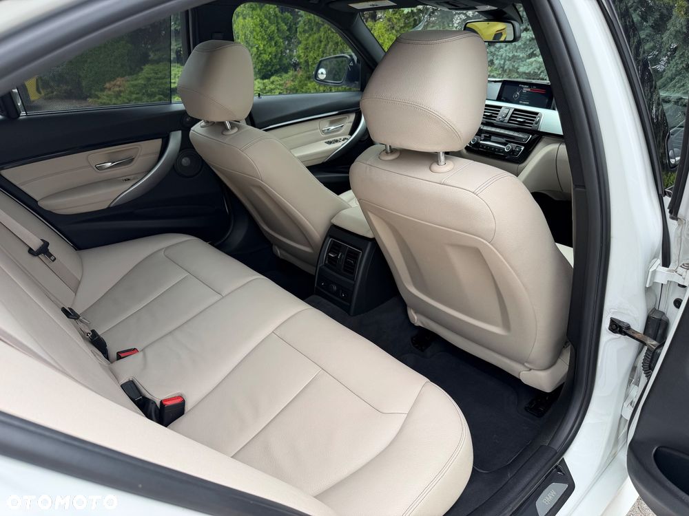 BMW Seria 3 328i xDrive - 34