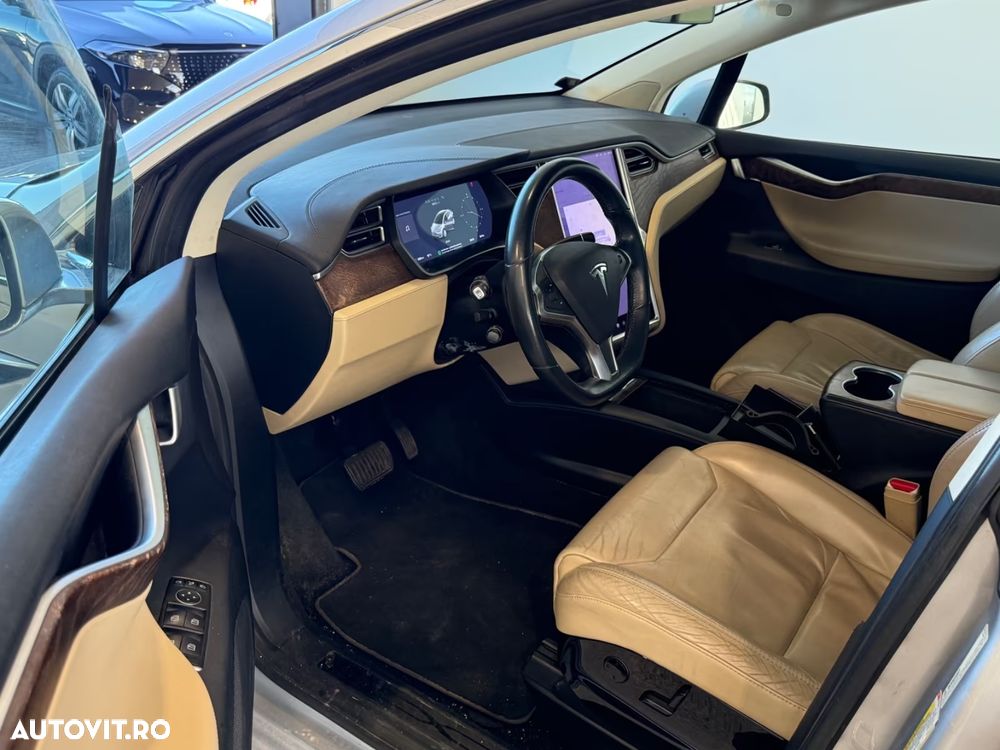 Tesla Model X - 18