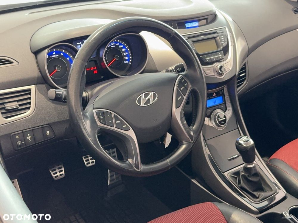 Hyundai Elantra 1.6 Classic + - 17