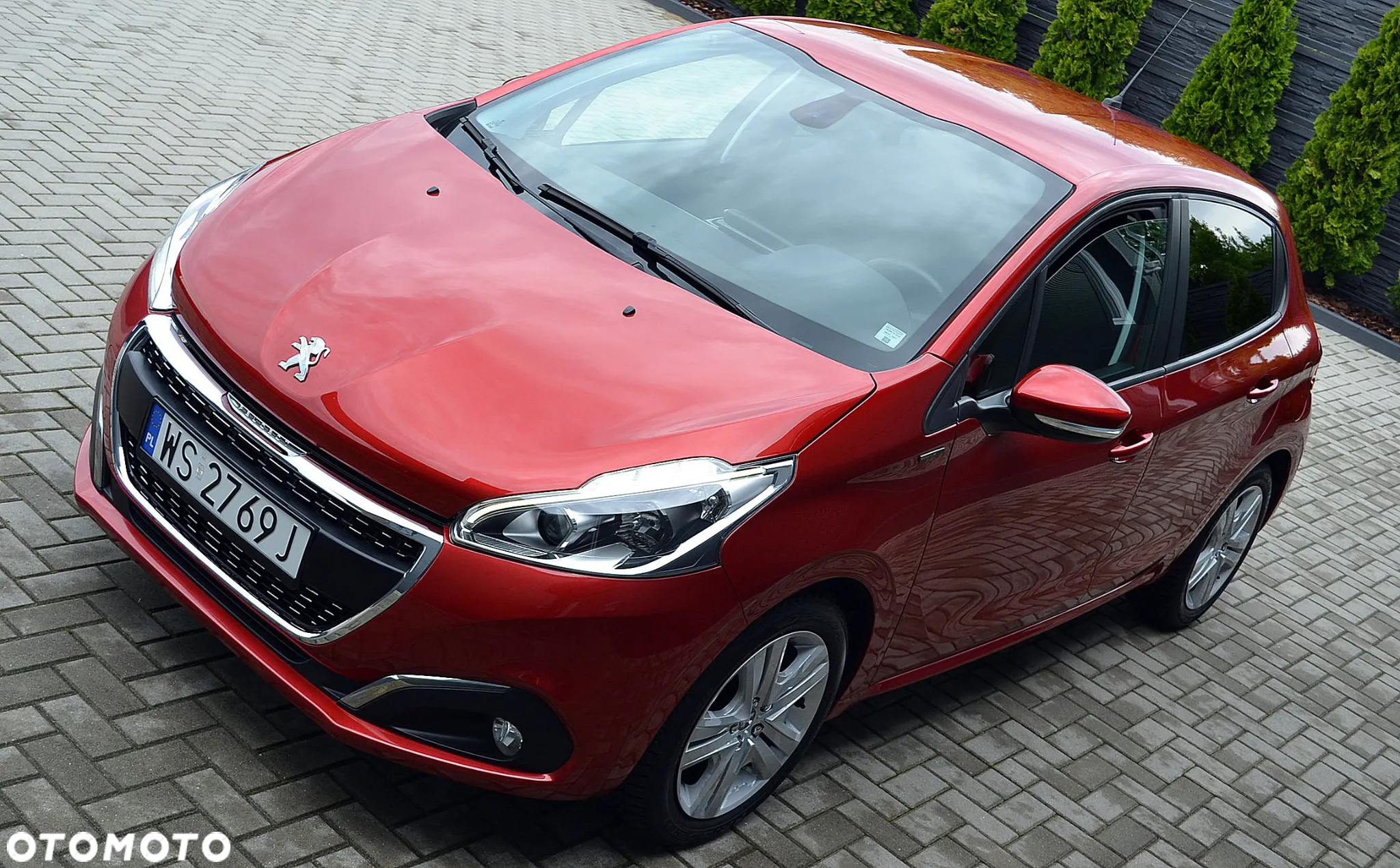 Peugeot 208 - 8