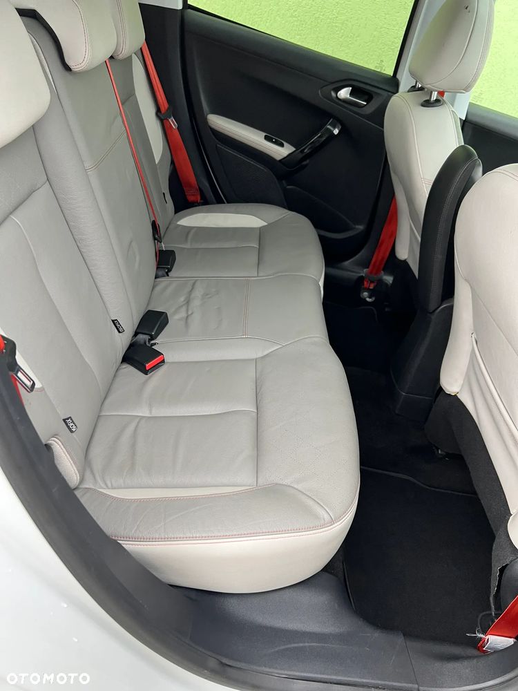 Peugeot 208 - 14