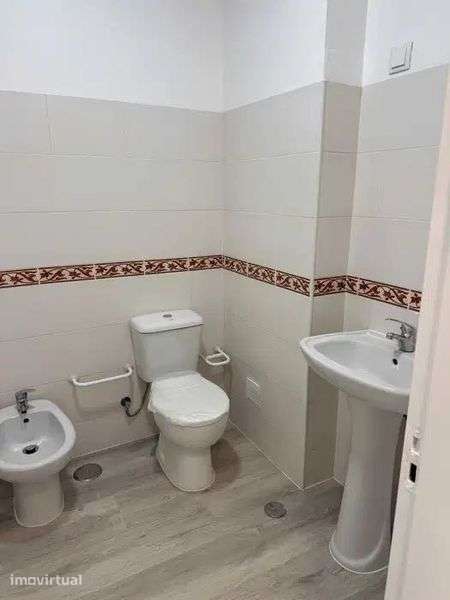 Arrendo T2 Remodelado com 3 assoalhadas no Carregado - Grande imagem: 4/10