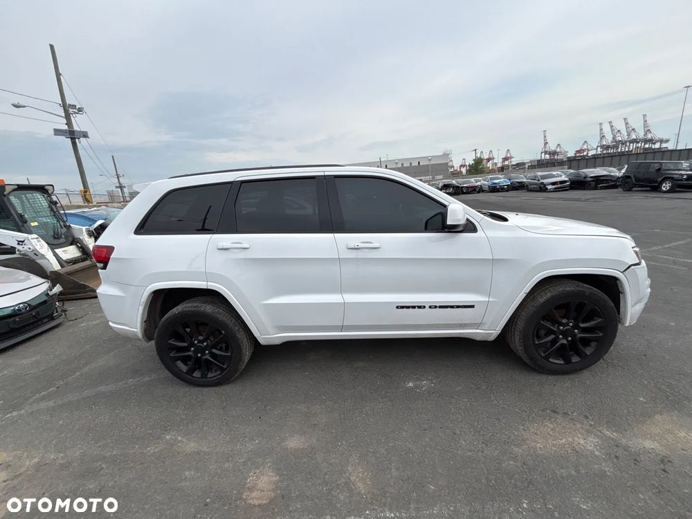 Jeep Grand Cherokee - 26