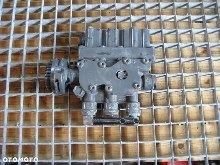 # DAF XF 105 ZAWÓR POZIOMOWANIA POZIOMUJĄCY ZAWIESZENIA PODUSZEK ECAS 4728800300 - 1