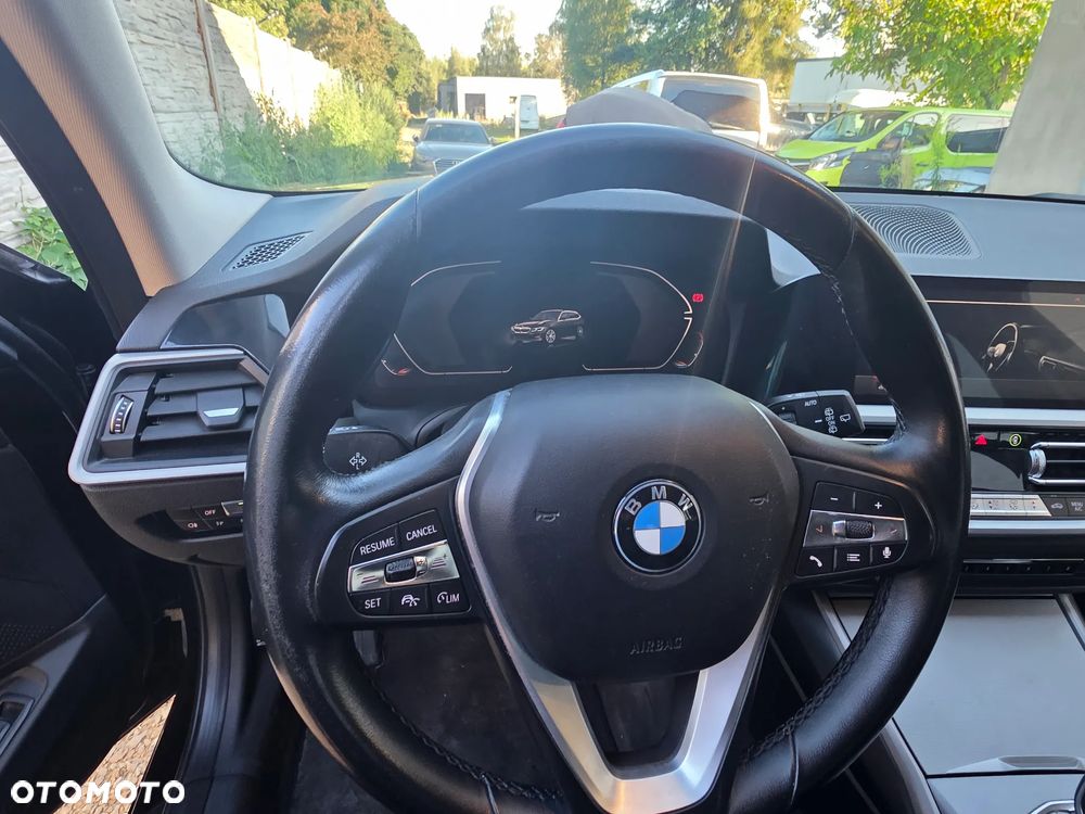 BMW Seria 3 318d mHEV - 26