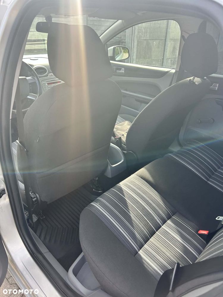 Ford Focus 1.6 Ambiente - 2