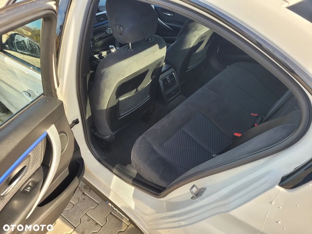 BMW Seria 3 330i M Sport - 9