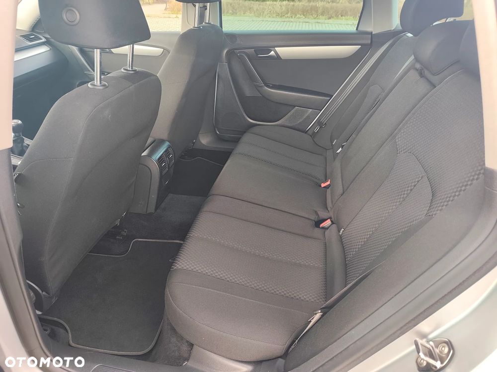 Volkswagen Passat 1.6 TDI Comfortline - 8