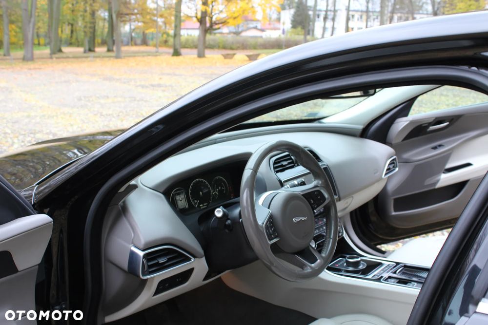 Jaguar XE 2.0 D Prestige - 12