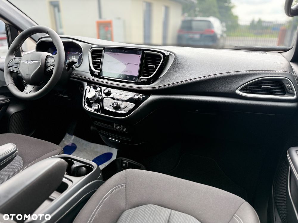 Chrysler Pacifica - 33