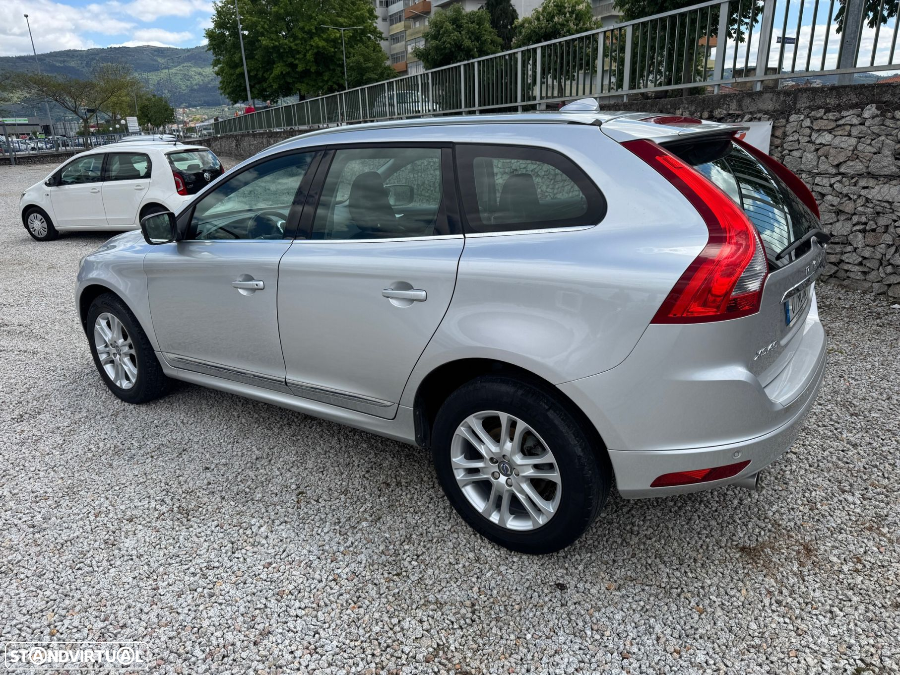 Volvo XC 60 2.0 D3 Momentum Geartronic - 4