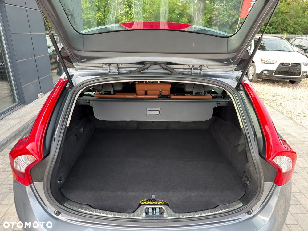 Volvo V60 D6 AWD Plug-in Hybrid R-Design Momentum - 23