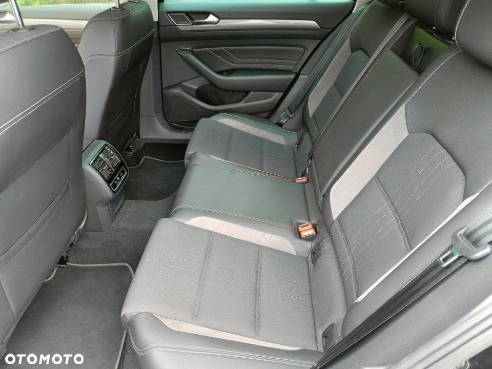 Volkswagen Passat - 25