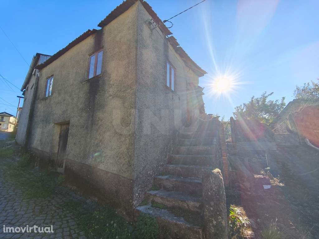 Ruina com terreno, no coração de aldeia tranquila e muito próxima d... - Grande imagem: 4/11