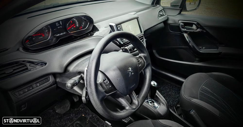 Peugeot 208 1.2 PureTech Signature EAT6 - 6