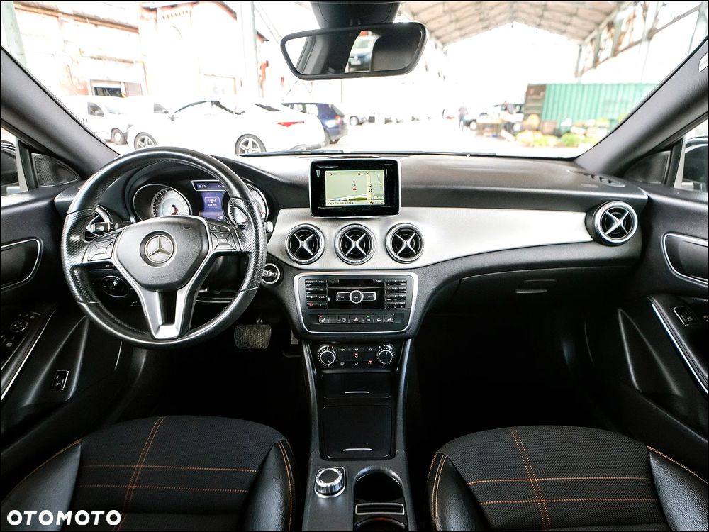 Mercedes-Benz CLA 180 7G-DCT Urban - 16