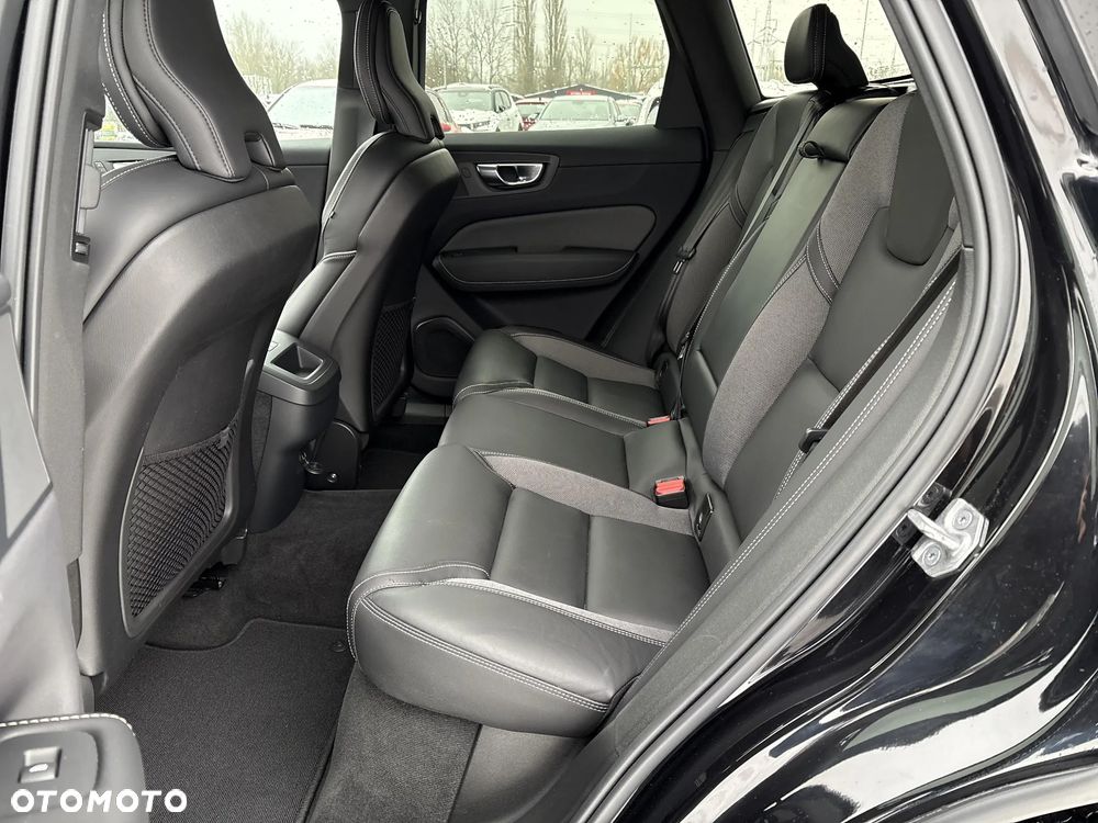 Volvo XC 60 B4 B Plus Dark - 12