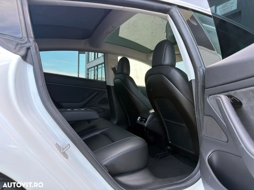 Tesla Model 3 - 8