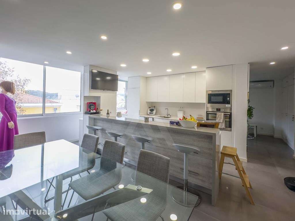 Apartamento T2 mobilado com varanda em Campo de Ourique - Grande imagem: 4/23