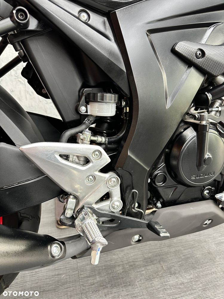 Suzuki GSX - 13
