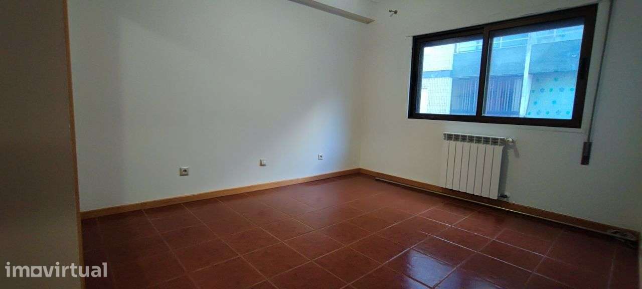 T2 c/ Lugar de Garagem - Centro da Cidade - Junto à Praça Nova - Grande imagem: 5/28