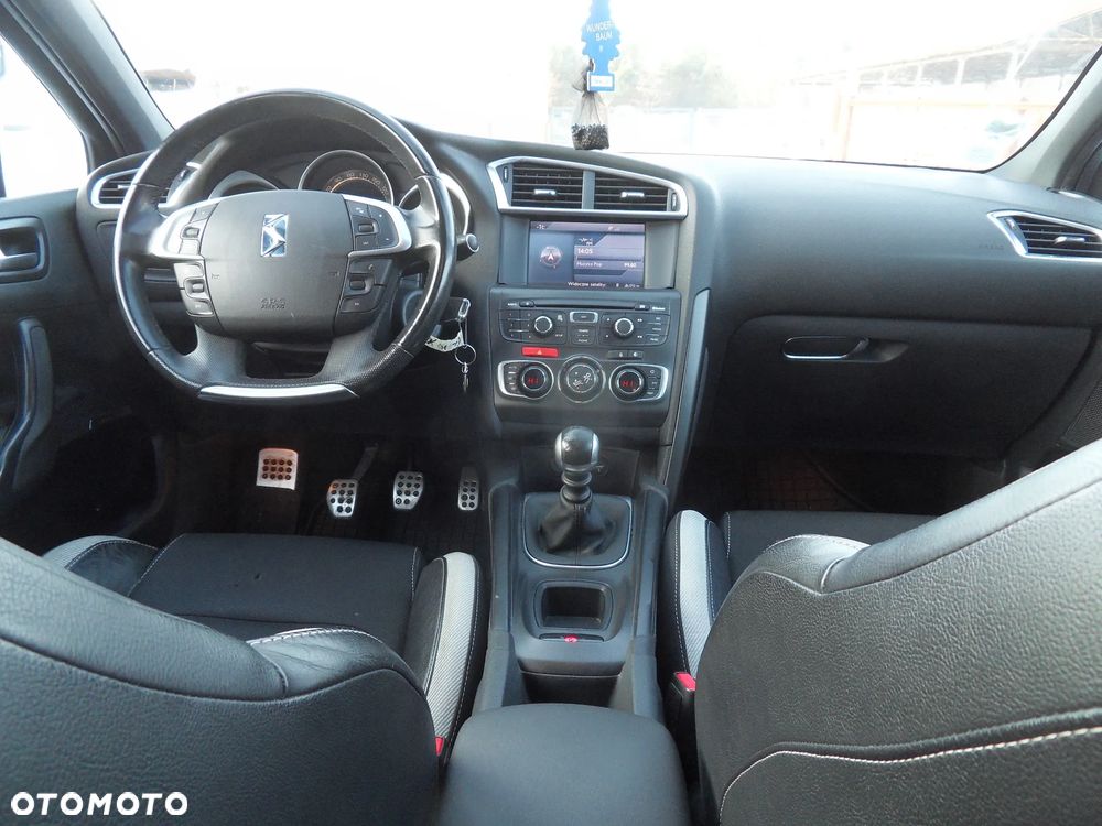 Citroën DS4 e-HDi 110 SoChic - 11