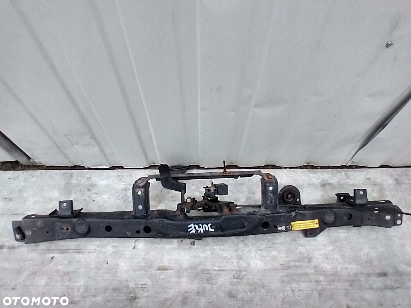NISSAN JUKE I F15 PAS PRZEDNI GÓRNY ZAMEK MASKI WZMOCNIENIE KLAKSON - 1