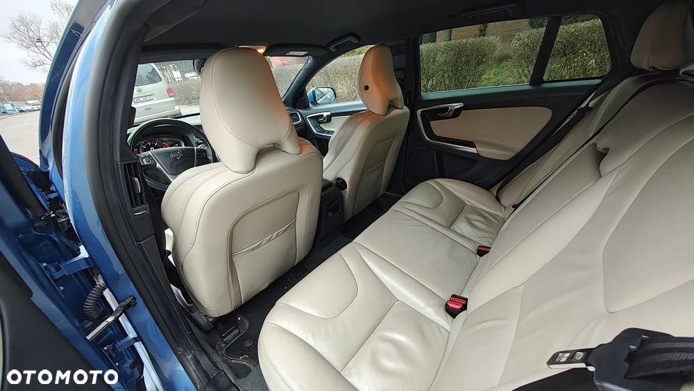 Volvo V60 D6 AWD Plug-in Hybrid Summum - 27