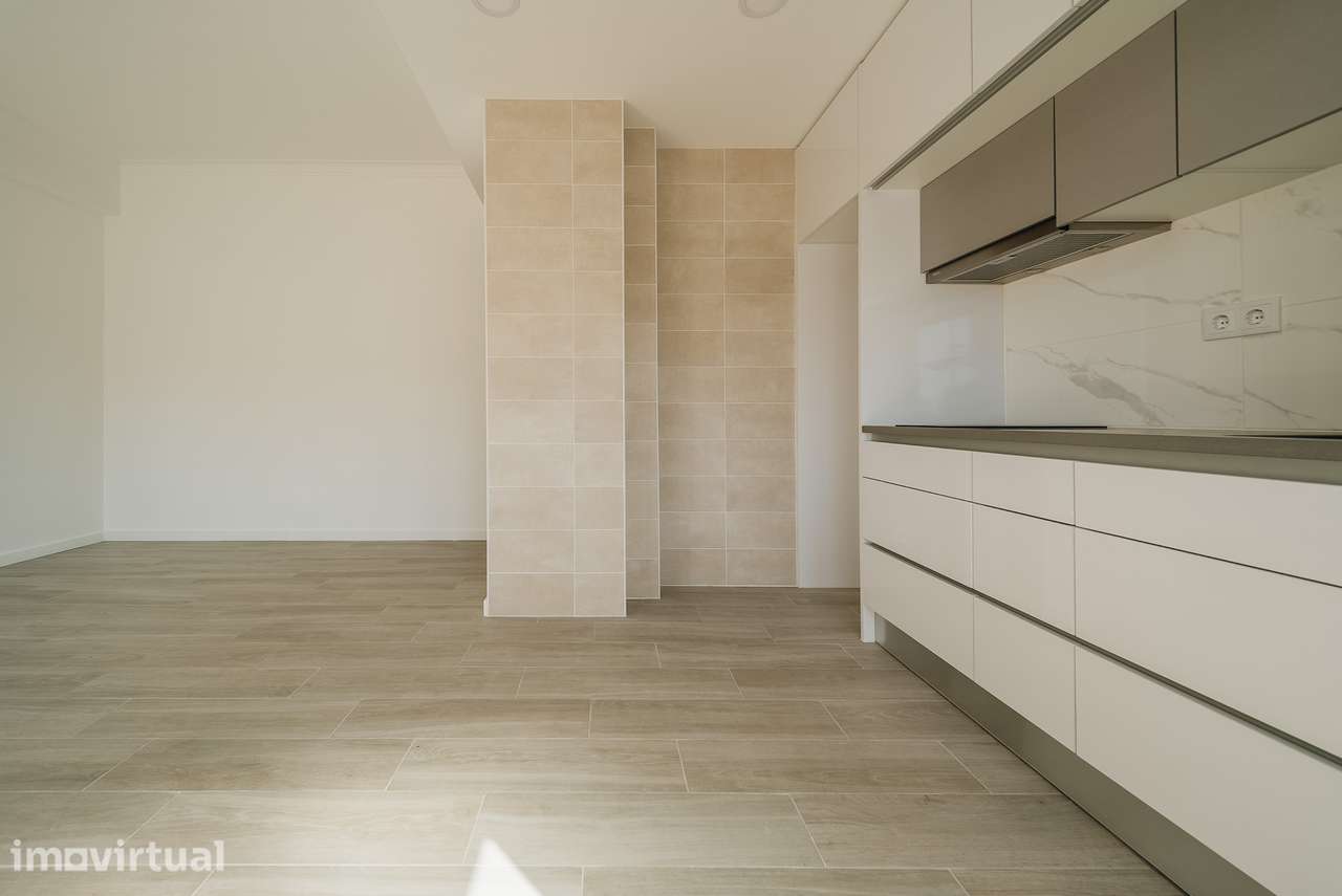 Apartamento T3 Totalmente Remodelado em Santa Clara | Varanda - Grande imagem: 3/24