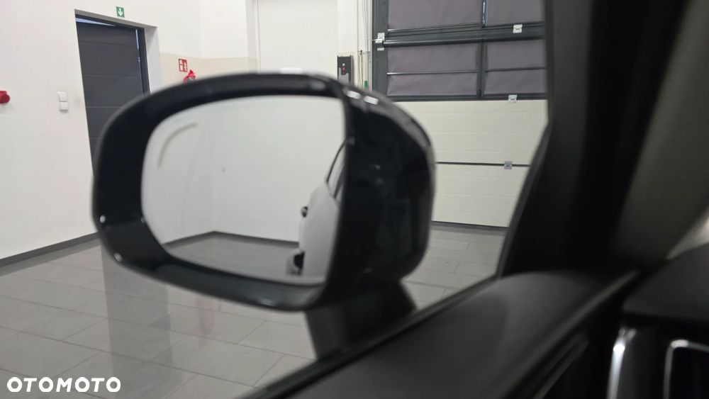 Volvo XC 60 B4 D Plus Dark - 25