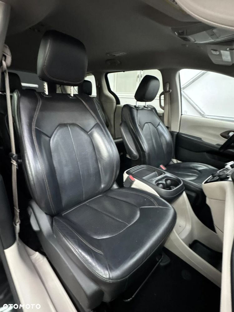 Chrysler Pacifica - 8