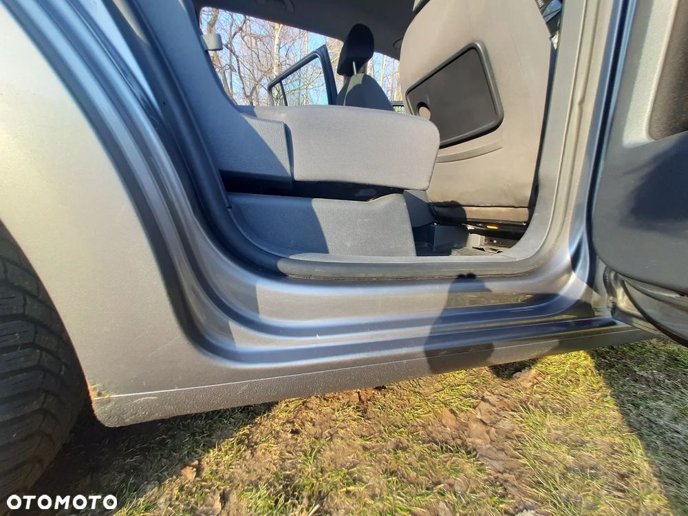 Volkswagen Touran - 12