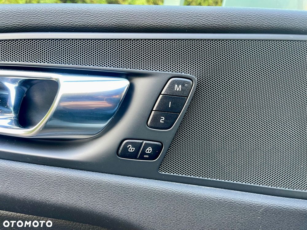 Volvo XC 60 T6 Plug-In Hybrid AWD Inscription - 19