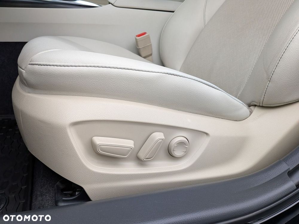 Toyota Camry 2.5 Hybrid Executive CVT - 32